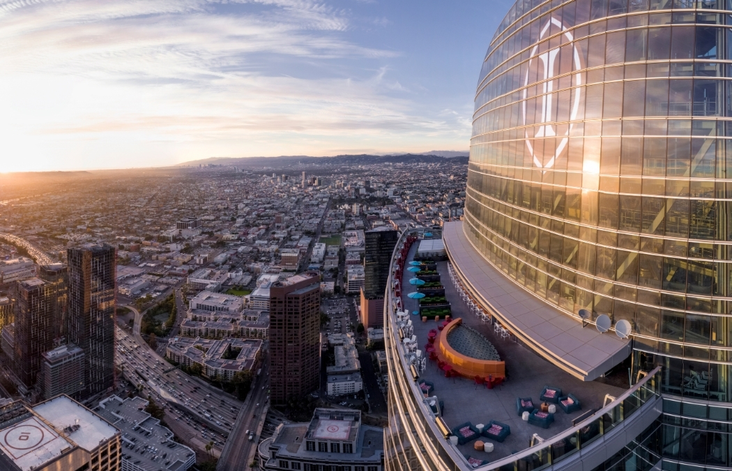 Exterior de la torre Wilshire Grand, centro de Los Ángeles